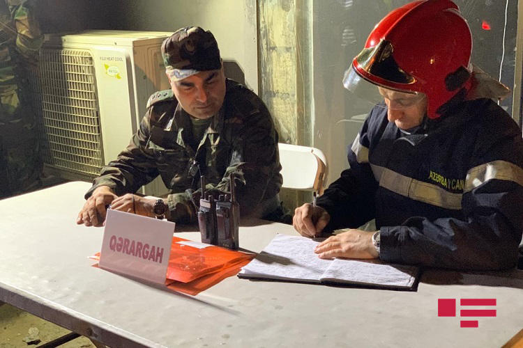 Сильный пожар в торговом центре в Баку