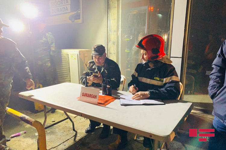 Сильный пожар в торговом центре в Баку