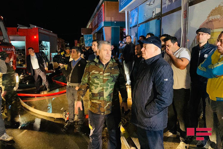 Сильный пожар в торговом центре в Баку