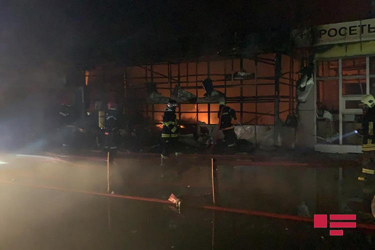 Сильный пожар в торговом центре в Баку