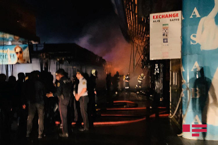 Сильный пожар в торговом центре в Баку