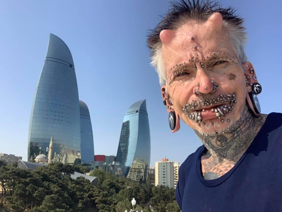 Самый пирсингованный человек в мире восхитился Баку