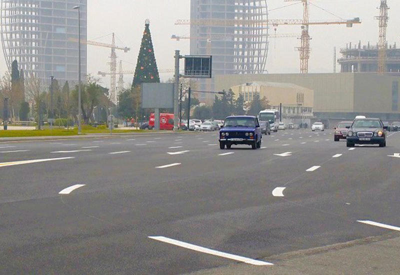 На центральном проспекте в Баку убирают бетонные ограждения
