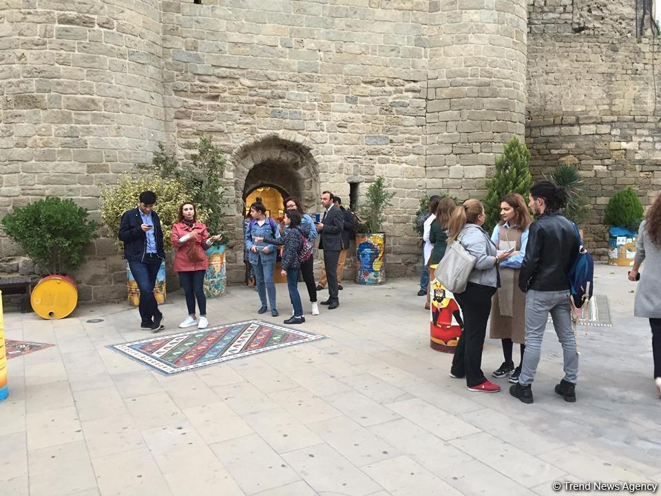 В Ичеришехер появились ковры Карабаха, Ширвана и Гянджи в стиле стрит-арт