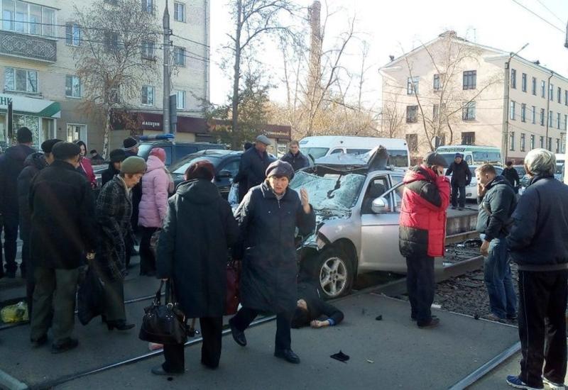 В России автомобиль снес людей на остановке, есть погибшие