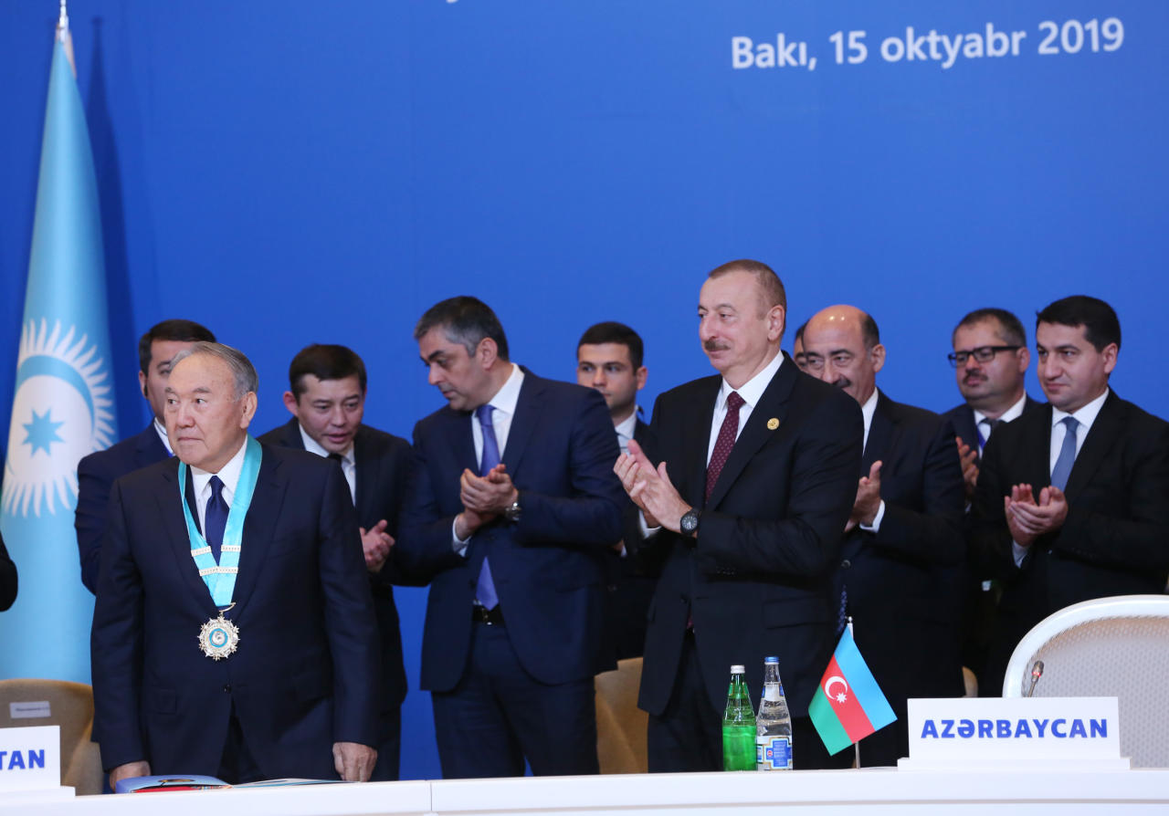 Президент Ильхам Алиев вручил Нурсултану Назарбаеву «Высший орден тюркского мира»
