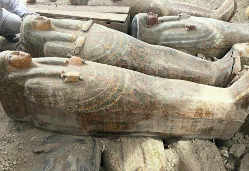 В Египте нашли тайник с десятками запечатанных саркофагов