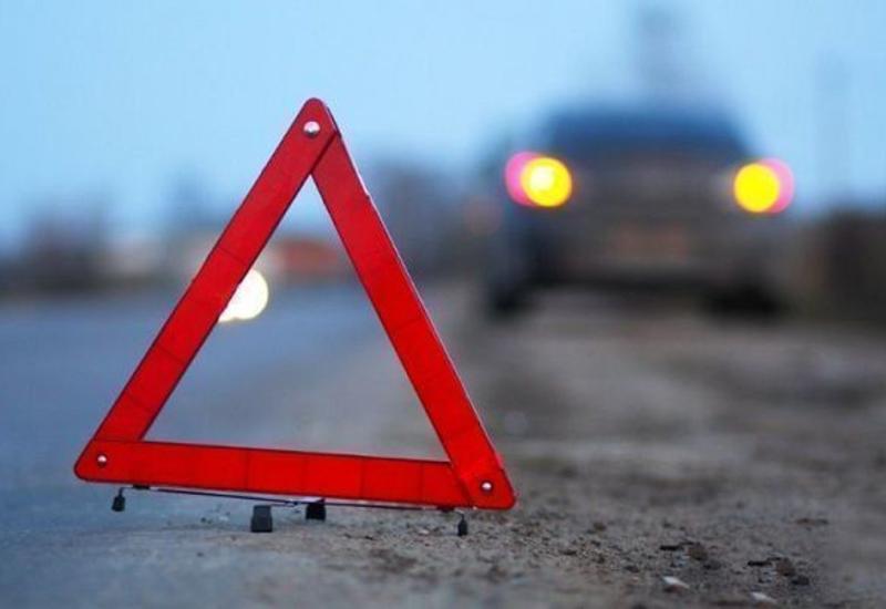 В Баку автомобиль сбил сотрудника дорожной полиции