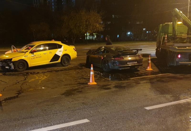 Porsche врезался в такси с пассажирами в Москве
