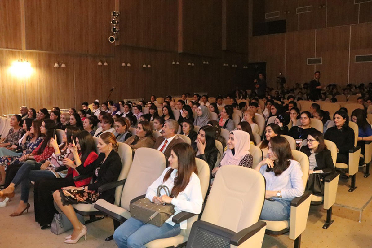 В Баку прошла встреча с народным писателем Чингизом Абдуллаевым
