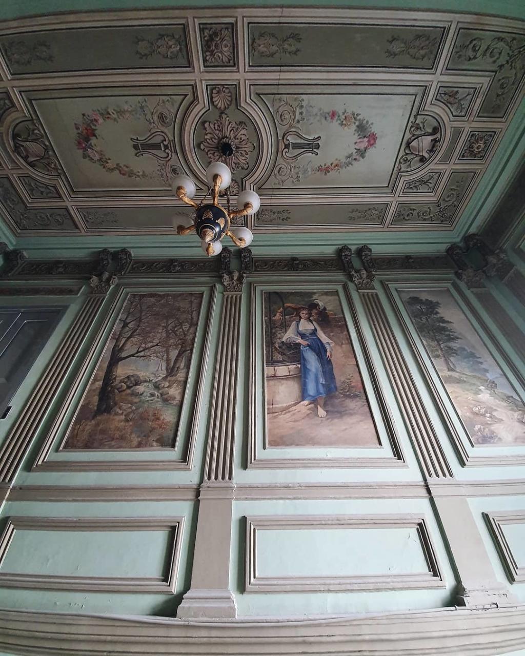 Красочная парадная и интересная история старинного особняка в Баку