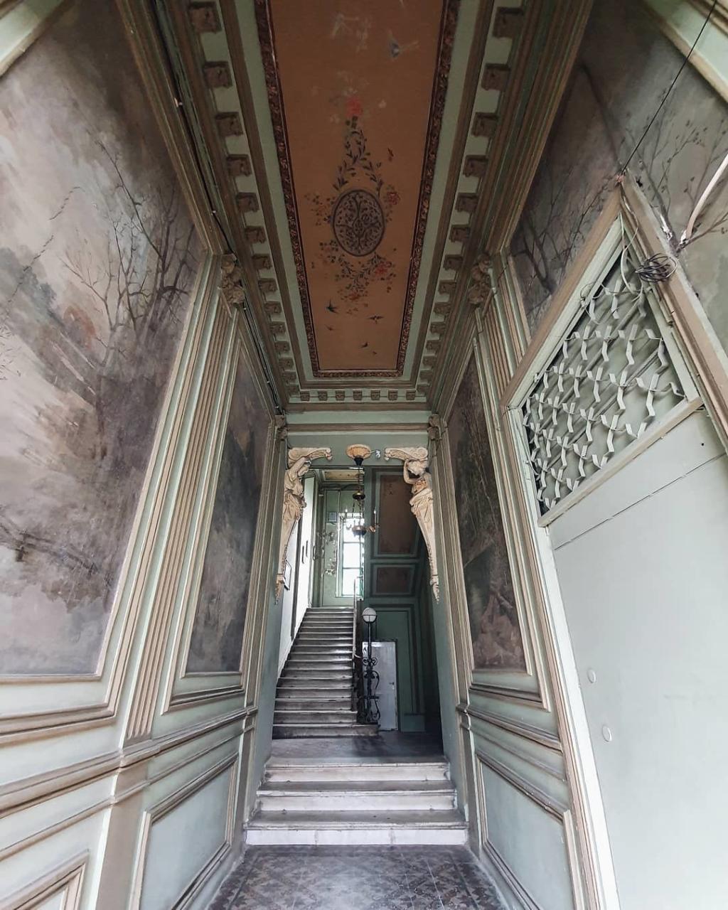 Красочная парадная и интересная история старинного особняка в Баку