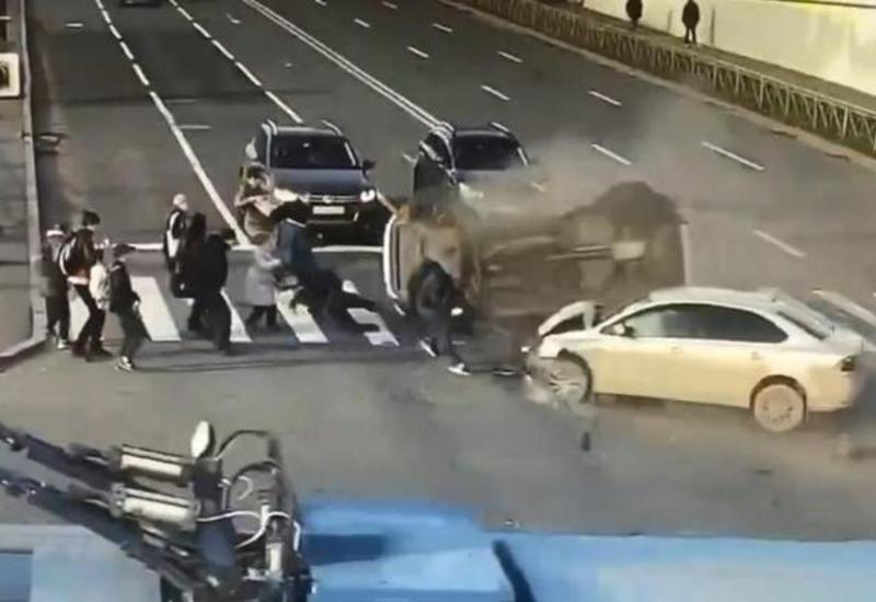 Две машины врезались в толпу людей в Петербурге