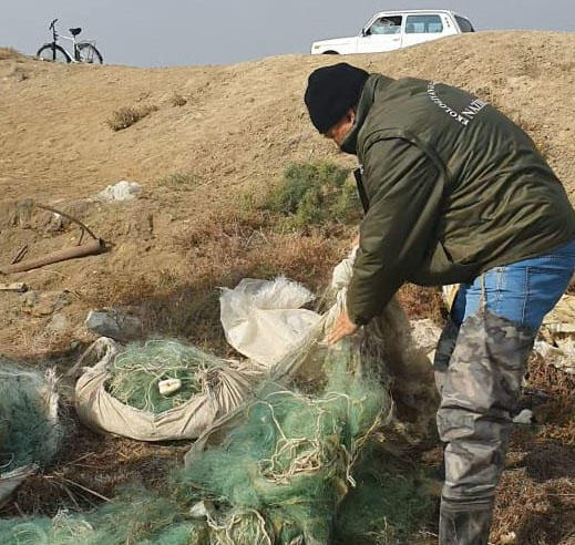 Побережье Каспийского моря очищают от запрещенных рыболовных средств