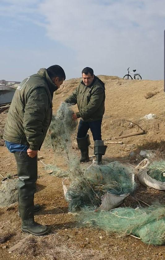 Побережье Каспийского моря очищают от запрещенных рыболовных средств