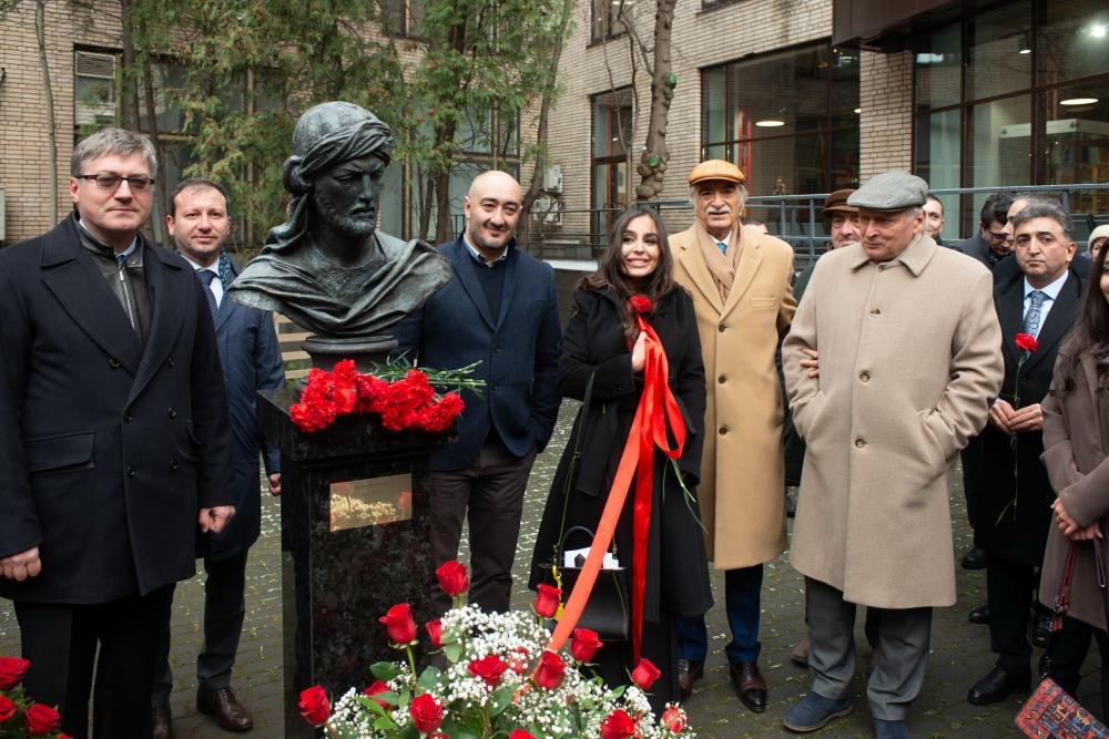 Вице-президент Фонда Гейдара Алиева Лейла Алиева приняла участие в открытии памятника великому азербайджанскому поэту Имадеддину Насими в Москве