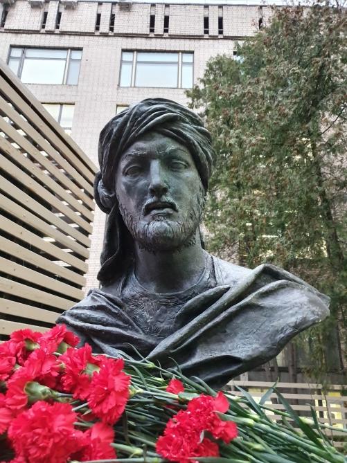 Вице-президент Фонда Гейдара Алиева Лейла Алиева приняла участие в открытии памятника великому азербайджанскому поэту Имадеддину Насими в Москве