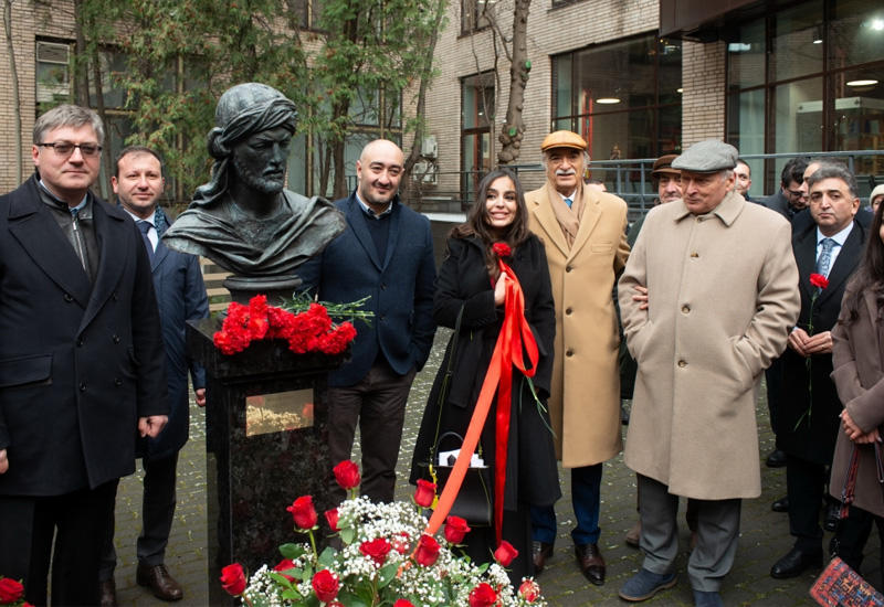 Вице-президент Фонда Гейдара Алиева Лейла Алиева приняла участие в открытии памятника великому азербайджанскому поэту Имадеддину Насими в Москве