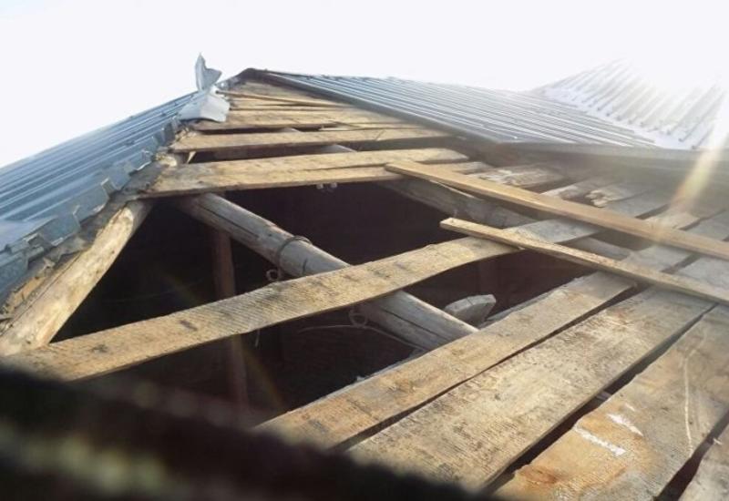 В Баку часть кровли магазина упала на мужчину