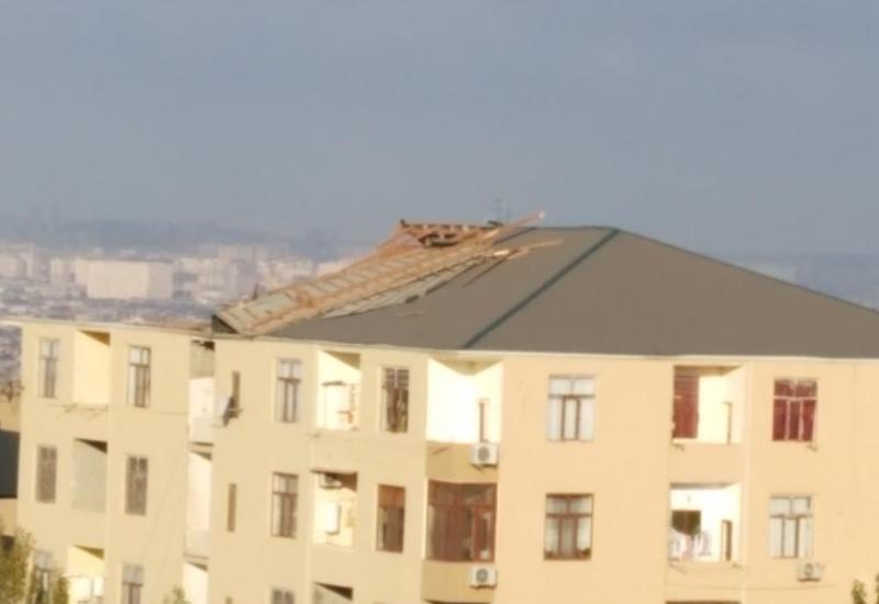 Сильный ветер обрушил крышу здания в Баку