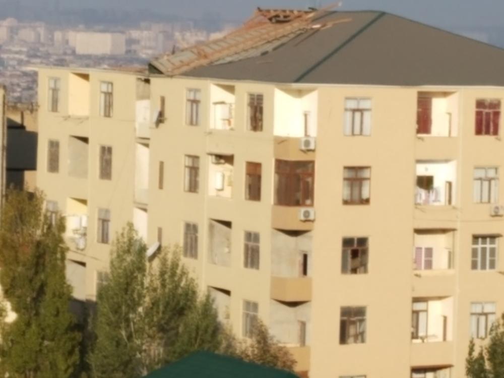 Сильный ветер обрушил крышу здания в Баку