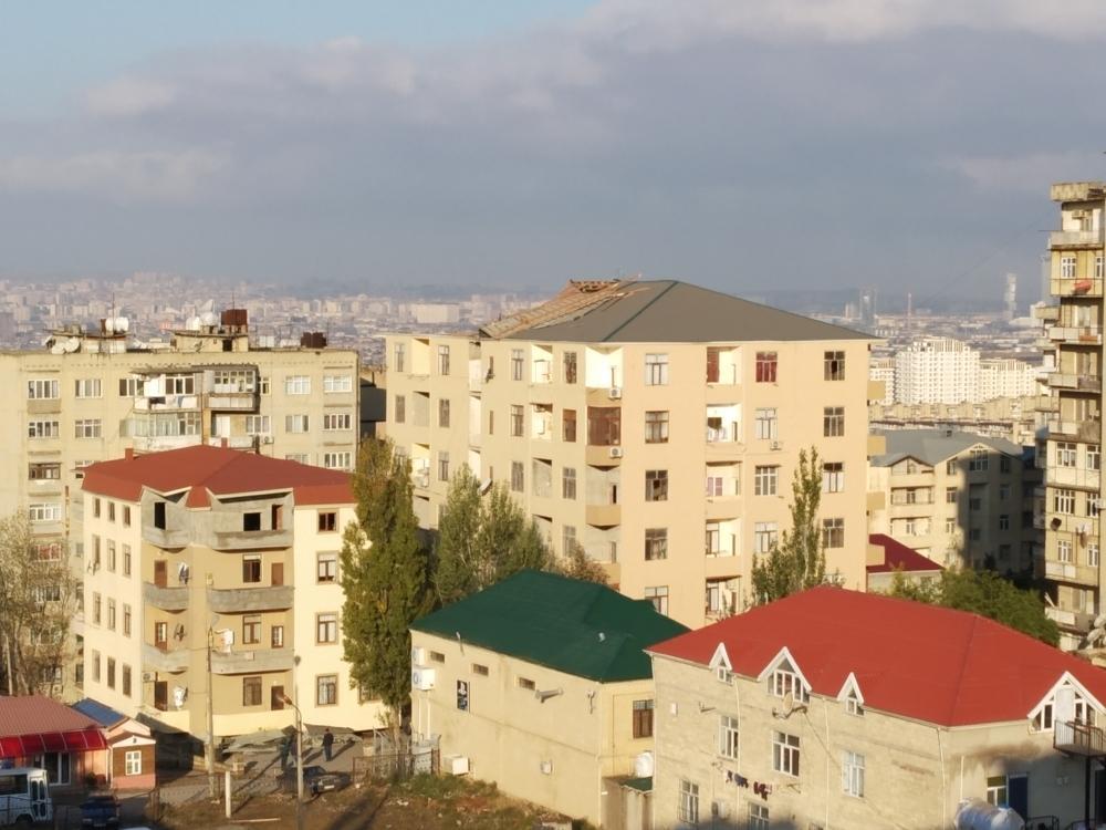 Сильный ветер обрушил крышу здания в Баку