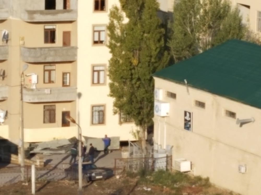 Сильный ветер обрушил крышу здания в Баку