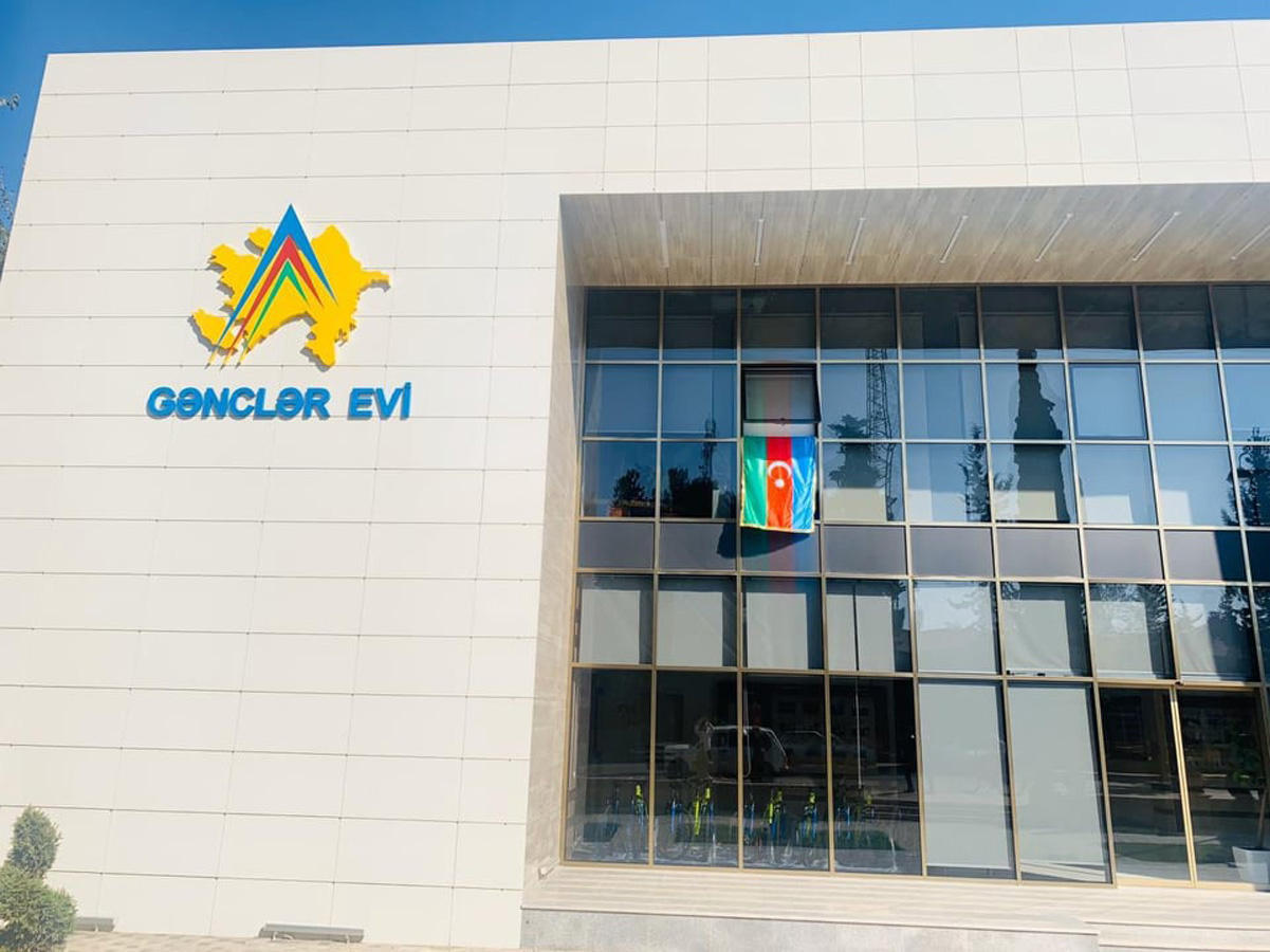 В Азербайджане проходит акция, посвященная государственному флагу