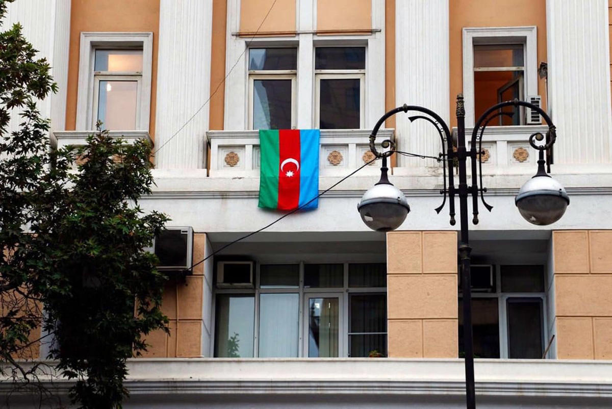 В Азербайджане проходит акция, посвященная государственному флагу