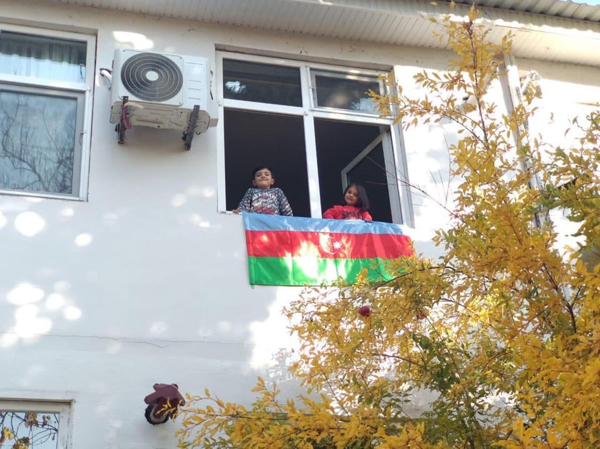 В Азербайджане проходит акция, посвященная государственному флагу