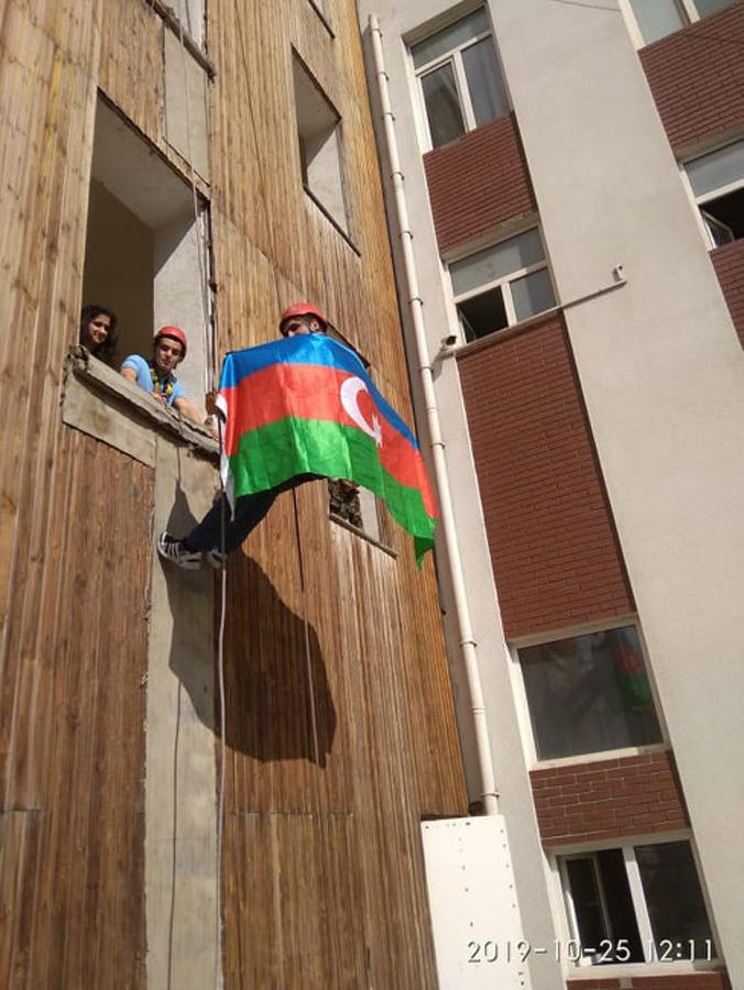 В Азербайджане проходит акция, посвященная государственному флагу