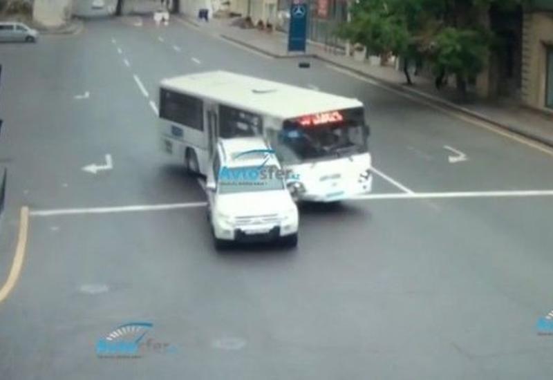 В Баку водитель автобуса совершил жуткое ДТП