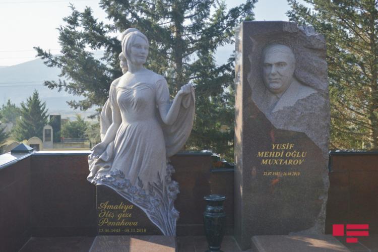 На могиле Амалии Панаховой установлен памятник
