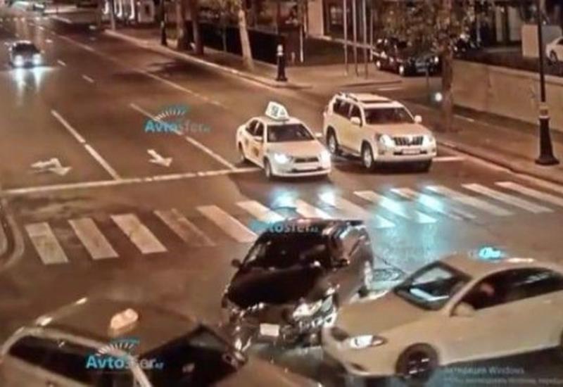 В Баку таксист грубо нарушил правила и спровоцировал ДТП