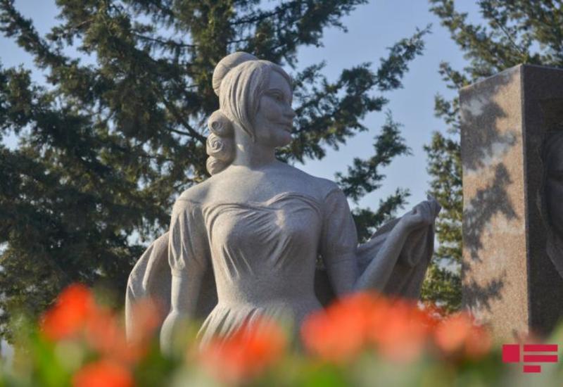 На могиле Амалии Панаховой установлен памятник