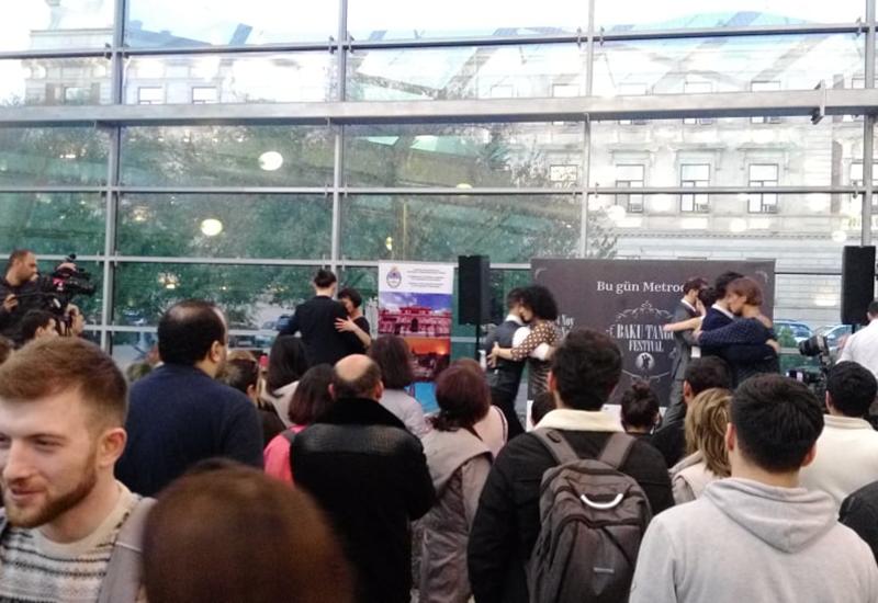 В бакинском метро станцевали танго
