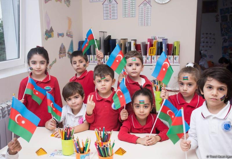 Самые маленькие дети показали свою любовь к флагу Азербайджана