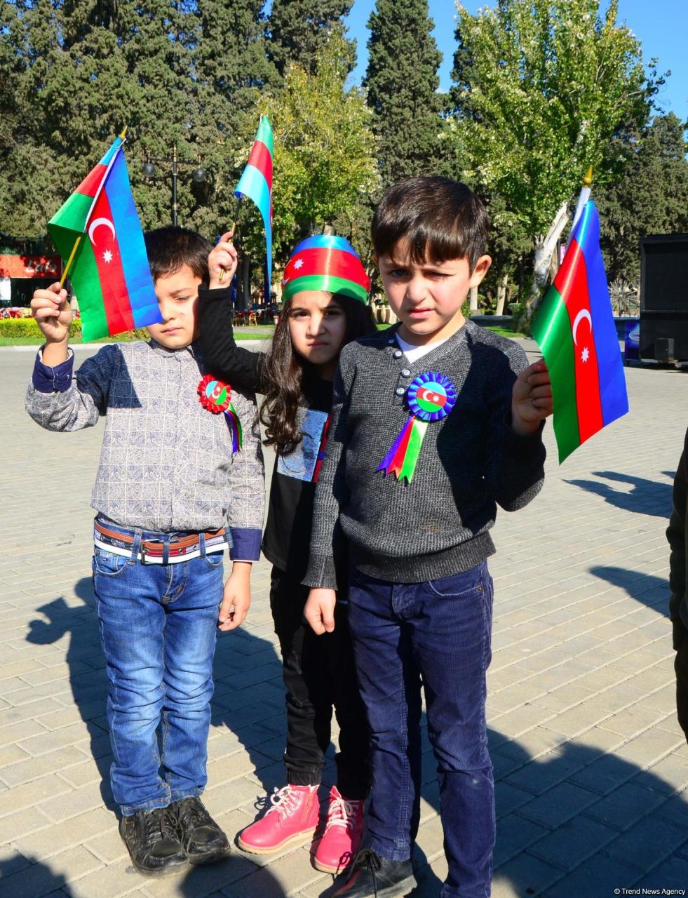 На Бакинском бульваре состоялось праздничное мероприятие по случаю Дня Государственного флага