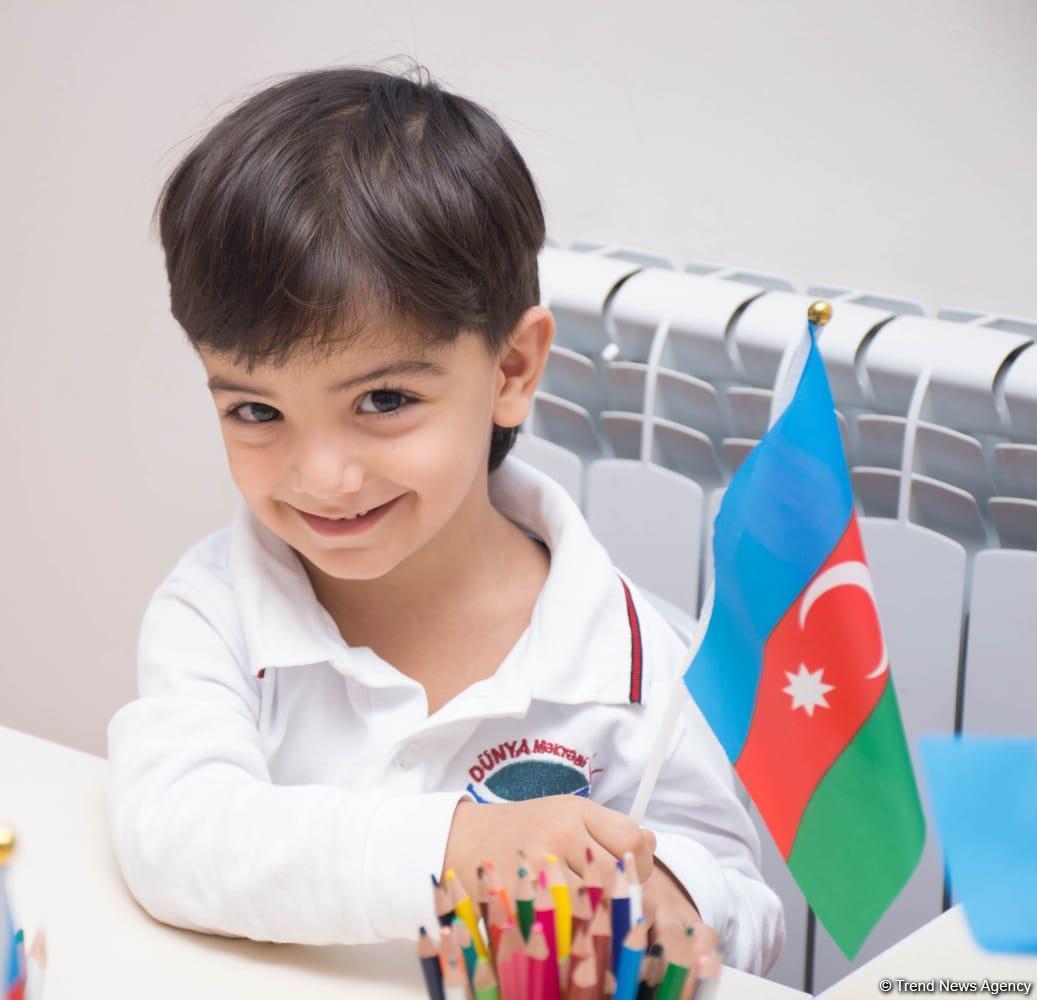 Самые маленькие дети показали свою любовь к флагу Азербайджана
