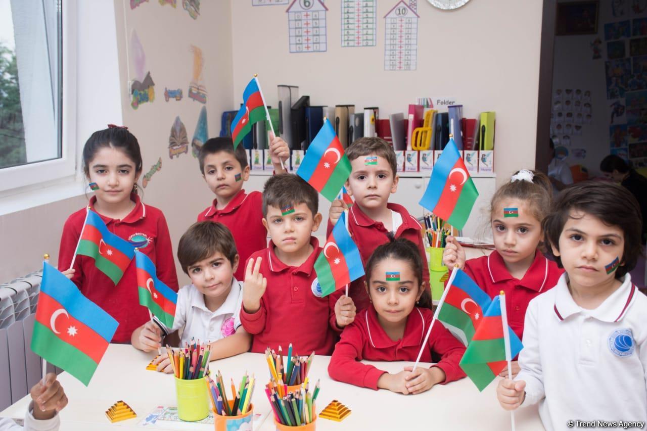 Самые маленькие дети показали свою любовь к флагу Азербайджана