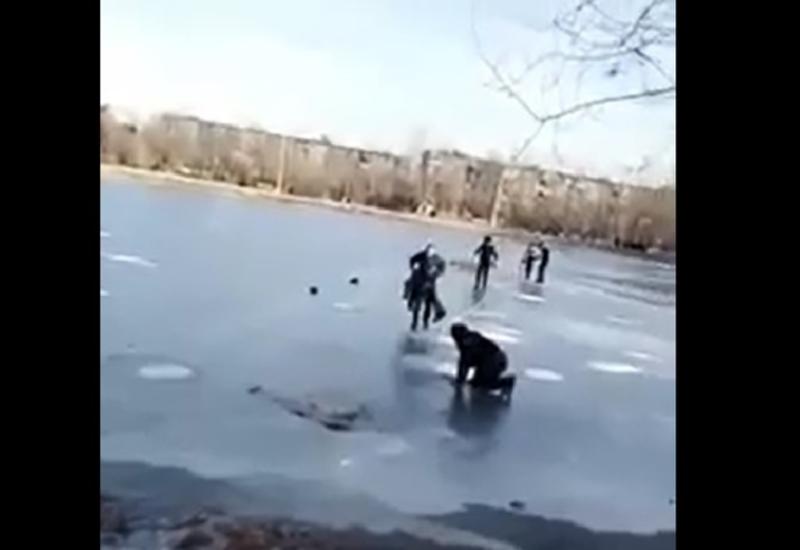 Трагедия в Казахстане: дети погибли, провалившись под лед на городском пруду