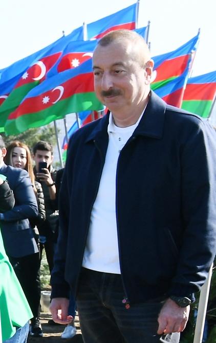 Президент Ильхам Алиев и Первая леди Мехрибан Алиева приняли участие в акции по посадке деревьев в Хатаинском районе Баку