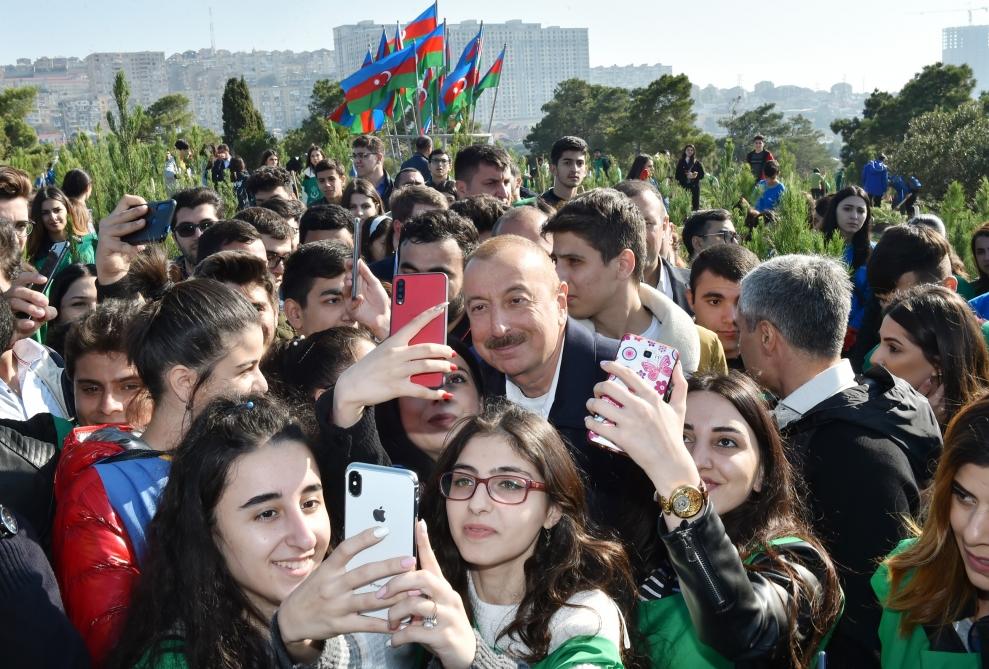 Президент Ильхам Алиев и Первая леди Мехрибан Алиева приняли участие в акции по посадке деревьев в Хатаинском районе Баку