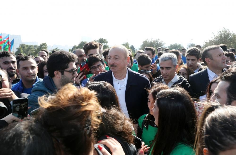 Президент Ильхам Алиев и Первая леди Мехрибан Алиева приняли участие в акции по посадке деревьев в Хатаинском районе Баку