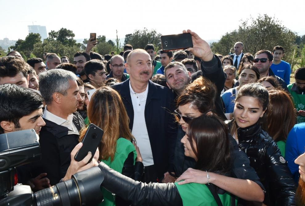 Президент Ильхам Алиев и Первая леди Мехрибан Алиева приняли участие в акции по посадке деревьев в Хатаинском районе Баку