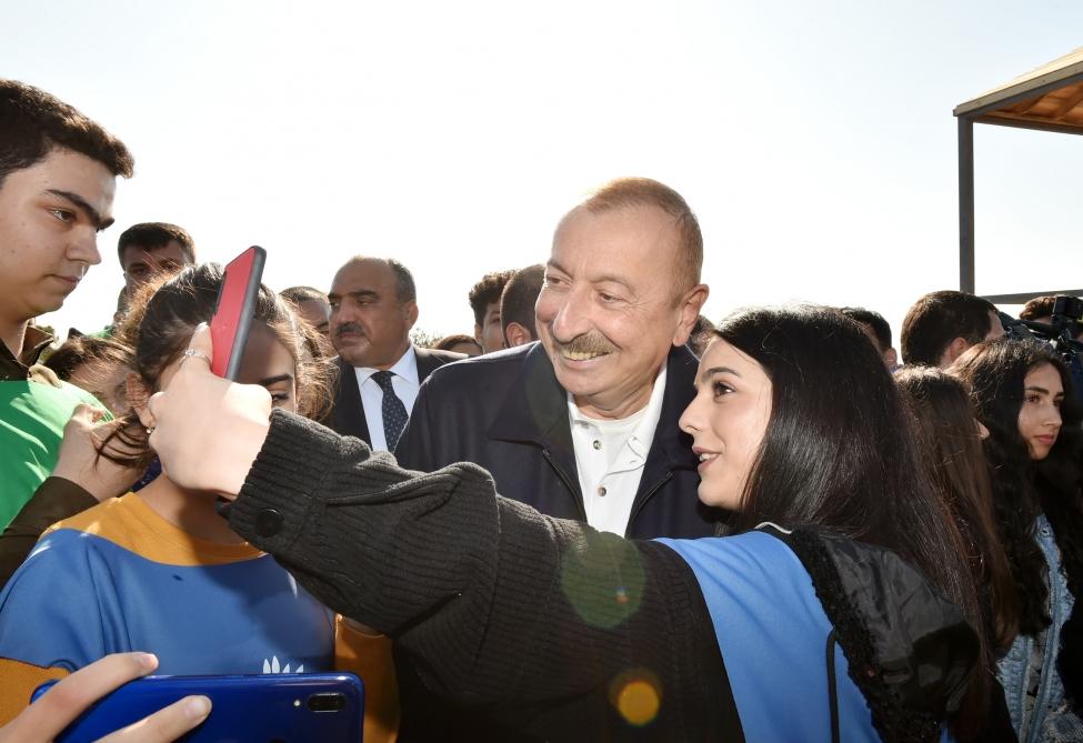 Президент Ильхам Алиев и Первая леди Мехрибан Алиева приняли участие в акции по посадке деревьев в Хатаинском районе Баку