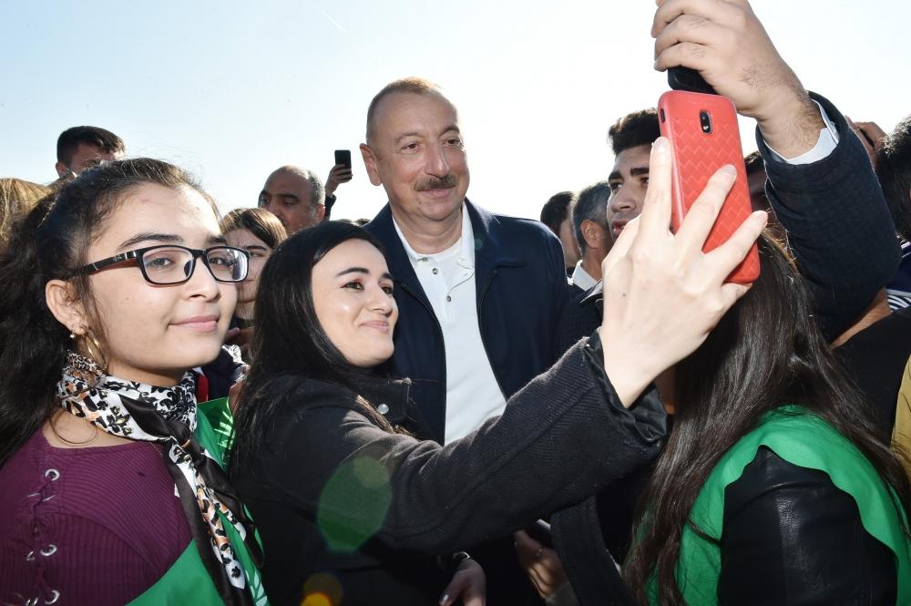 Президент Ильхам Алиев и Первая леди Мехрибан Алиева приняли участие в акции по посадке деревьев в Хатаинском районе Баку