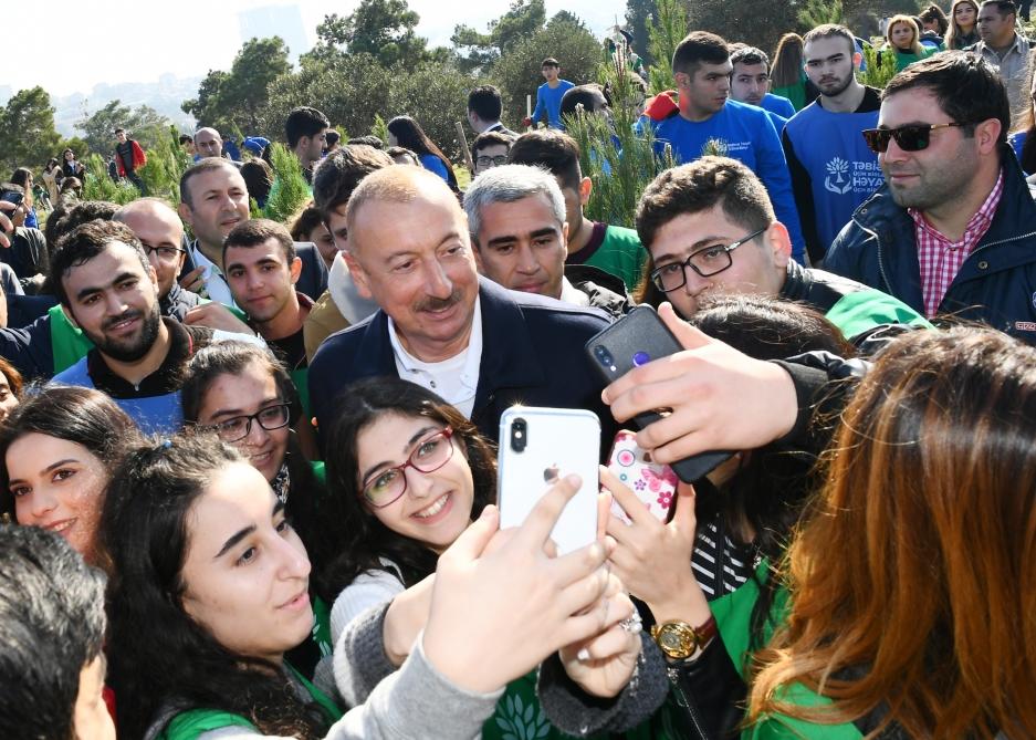 Президент Ильхам Алиев и Первая леди Мехрибан Алиева приняли участие в акции по посадке деревьев в Хатаинском районе Баку