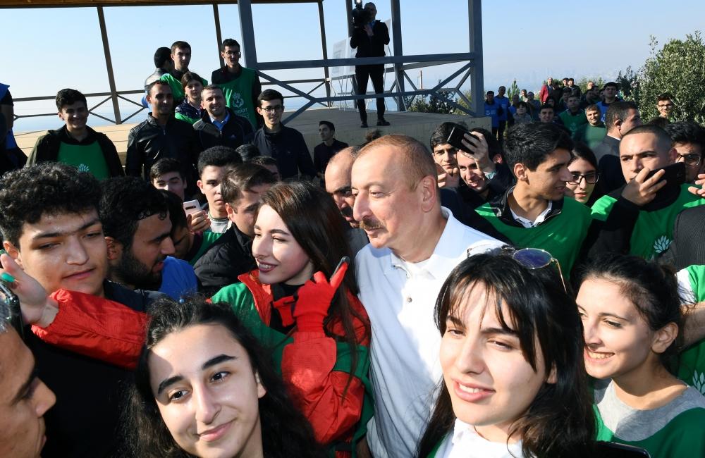 Президент Ильхам Алиев и Первая леди Мехрибан Алиева приняли участие в акции по посадке деревьев в Хатаинском районе Баку