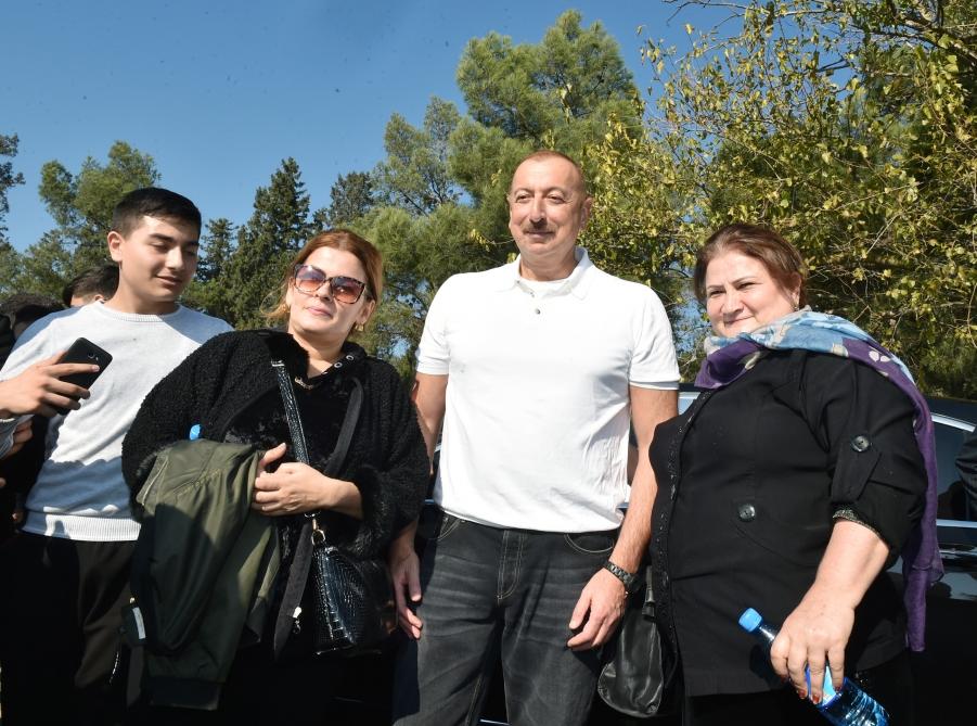Президент Ильхам Алиев и Первая леди Мехрибан Алиева приняли участие в акции по посадке деревьев в Хатаинском районе Баку